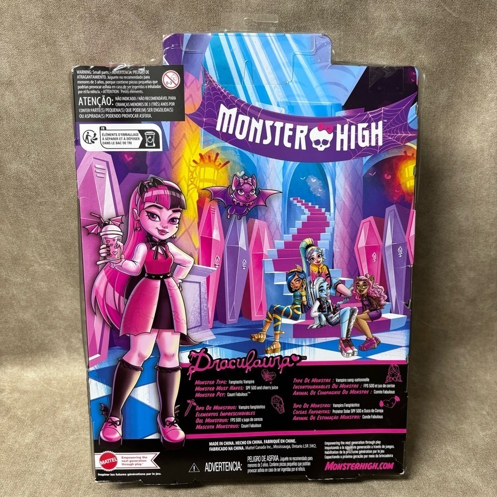 Mattel - Monster High Draculaura
Fashion Doll with Pet - Picture 2 of 3